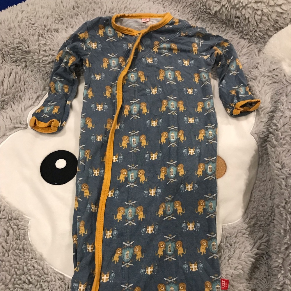❌SOLD❌ Magnetic Me 🧲 Knighty Night gown